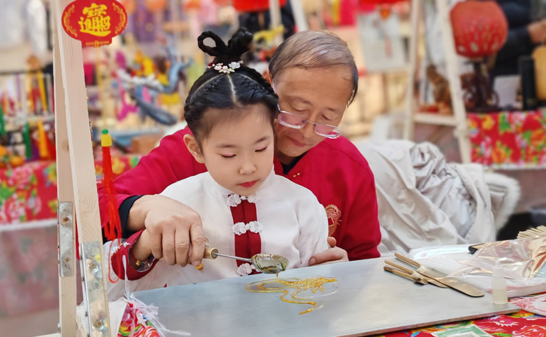 完美体育官网赶大集买年货物小吃 石嘴山市“非遗”年货节红火迎新春(图2)