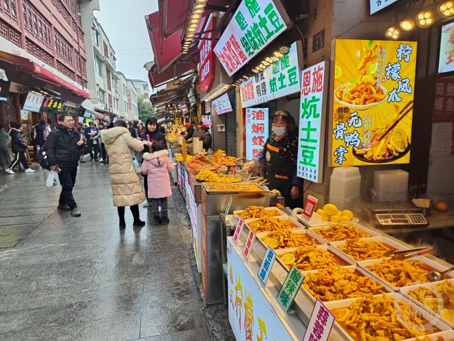 武完美体育官网汉户部巷里过大年：边吃各样美食边感觉非遗(图2)