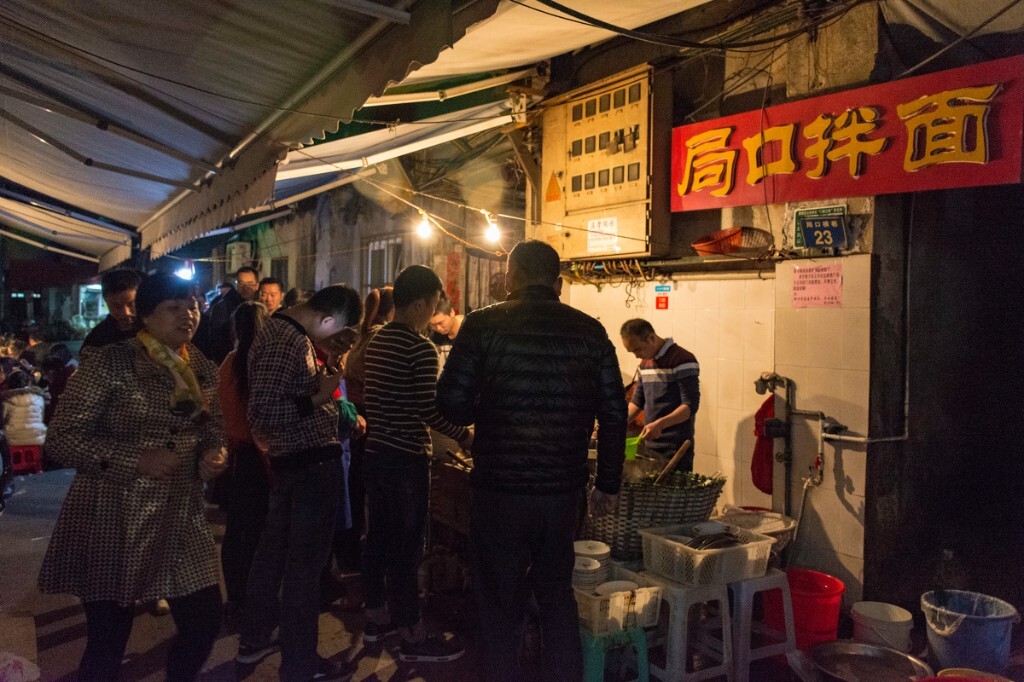 完美体育官网第一观望地方特征小吃抢手调味料独吞来日小餐饮模范调味风口