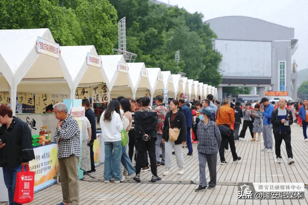 完美体育官网品美食、买特产、观文旅——“三月三”隆安“那”里市场逛吃乐不断(图1)