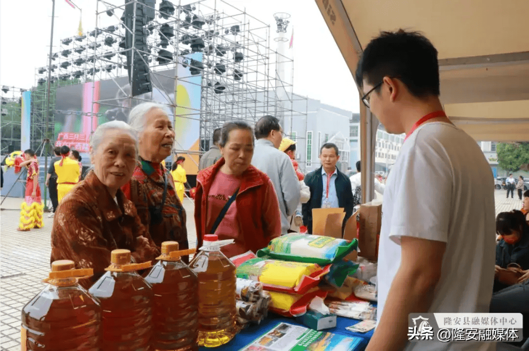 完美体育官网品美食、买特产、观文旅——“三月三”隆安“那”里市场逛吃乐不断(图4)