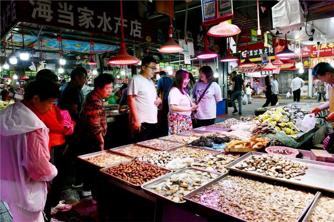 完美体育官网这些“美食圈”绝对打倒你的胃…… 市北美食“夜江湖” 越夜越飘香(图3)