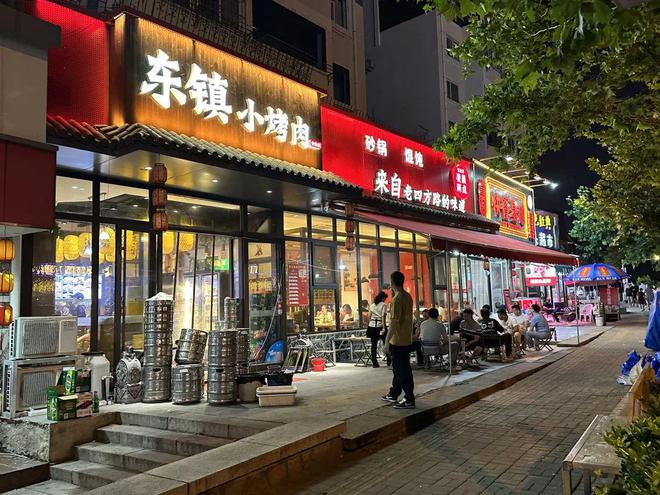 完美体育官网这些“美食圈”绝对打倒你的胃…… 市北美食“夜江湖” 越夜越飘香(图6)